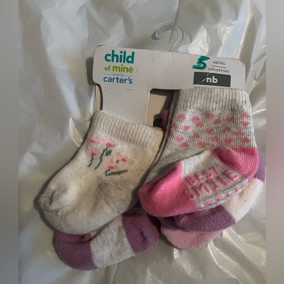 Newborn Baby Girl Bundle:2 mittens new, 1 cap new, 5 pair of socks 5 new, 2 used - Picture 2 of 10